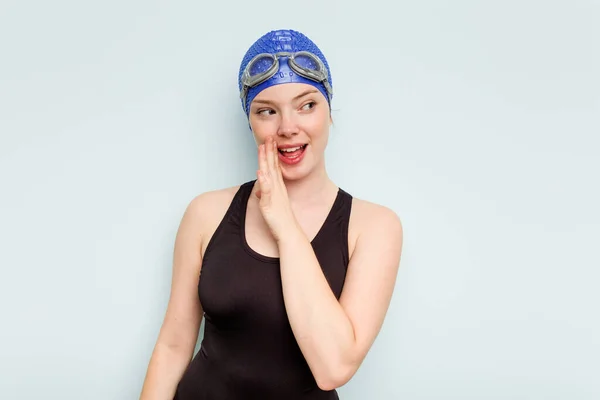 Junge Kaukasische Schwimmerin Isoliert Auf Blauem Hintergrund Sagt Eine Geheime — Stockfoto