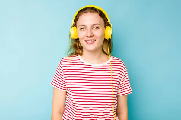 Νεαρή Καυκάσια Γυναίκα Που Φοράει Ακουστικά Απομονωμένα Μπλε Φόντο Χαρούμενη — Φωτογραφία Αρχείου