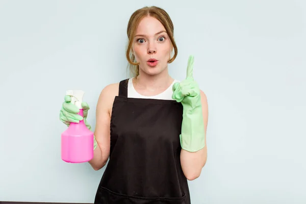 Young Cleaner Woman Isolated Blue Background Having Some Great Idea — Stock Photo, Image