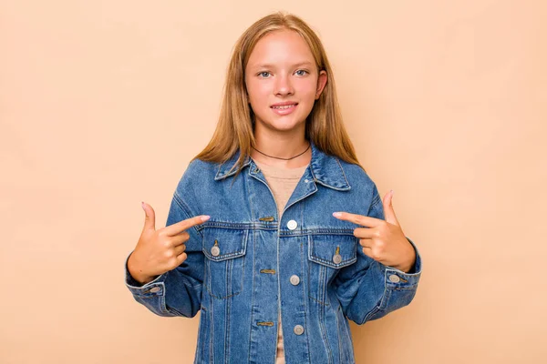 Kaukasisches Teenie Mädchen Isoliert Auf Beigem Hintergrund Zeigt Mit Den — Stockfoto