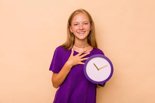 Menina Caucasiana Segurando Relógio Isolado Fundo Bege Voz Alta Mantendo — Fotografia de Stock