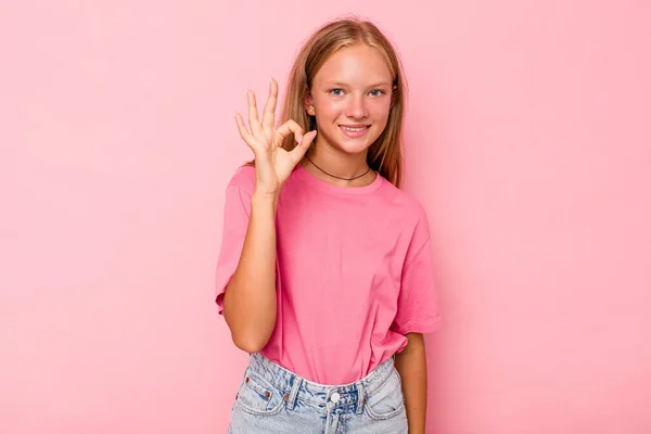 Caucasien Adolescent Fille Isolé Sur Rose Fond Gai Confiant Montrant — Photo