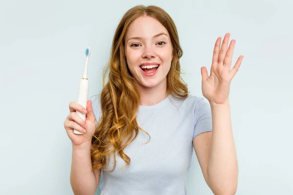 Young Caucasian Woman Holding Electric Toothbrush Isolated Blue Background Receiving — Stock Photo, Image