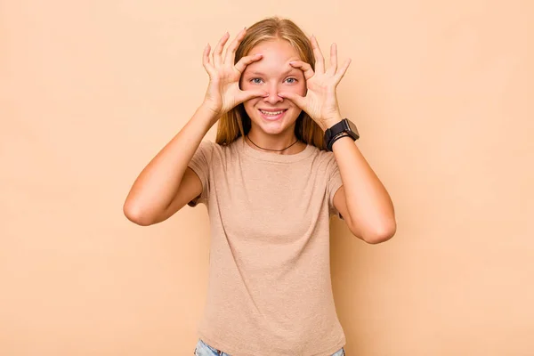 Caucásico Adolescente Chica Aislado Beige Fondo Mantener Los Ojos Abiertos — Foto de Stock