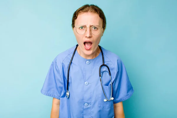 Jovem Enfermeira Mulher Caucasiana Isolado Fundo Azul Gritando Muito Irritado — Fotografia de Stock