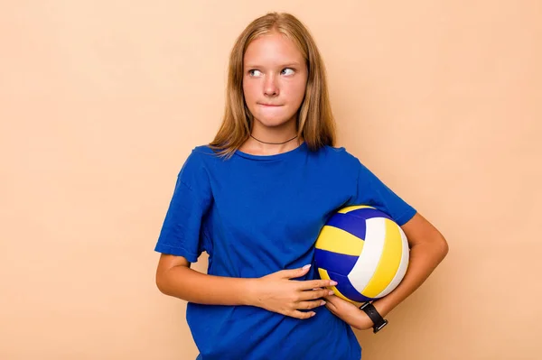 Маленька Біла Дівчинка Грає Волейбол Ізольована Бежевому Тлі Збентежена Відчуває — стокове фото