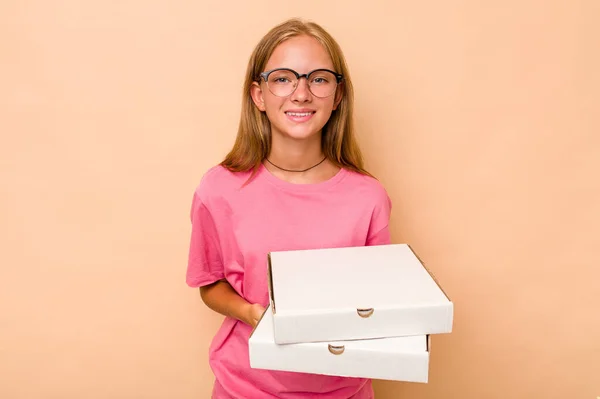 Klein Blank Meisje Houden Pizza Geïsoleerd Beige Achtergrond Lachen Plezier — Stockfoto