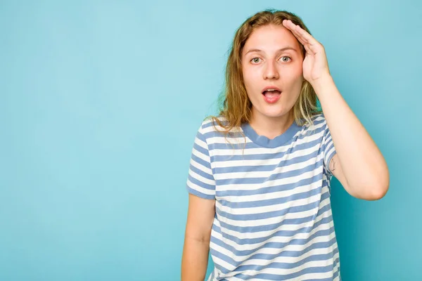 Jonge Blanke Vrouw Geïsoleerd Blauwe Achtergrond Schreeuwt Luid Houdt Ogen — Stockfoto