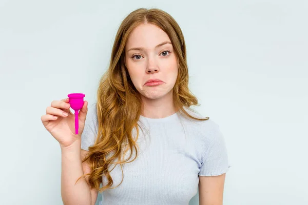 Mladá Běloška Žena Drží Menstruační Pohár Izolované Modrém Pozadí Pokrčí — Stock fotografie
