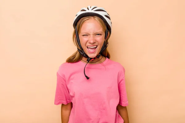 Μικρό Καυκάσιο Κορίτσι Φορώντας Ένα Κράνος Ποδηλάτου Απομονωμένο Μπεζ Φόντο — Φωτογραφία Αρχείου
