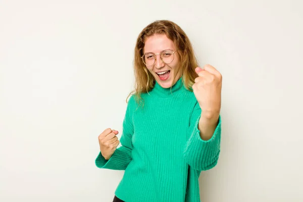 Jeune Femme Caucasienne Isolée Sur Fond Blanc Acclamant Insouciante Excitée — Photo