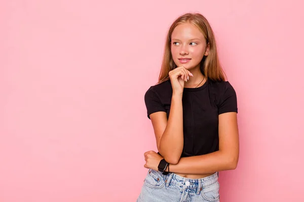 Caucasian Teen Girl Isolated Pink Background Looking Sideways Doubtful Skeptical — Stock Photo, Image