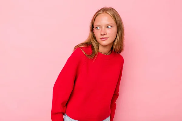 Menina Adolescente Caucasiana Isolada Fundo Rosa Olha Para Lado Sorridente — Fotografia de Stock
