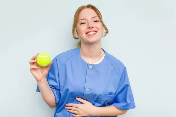 Beyaz Tenli Genç Fizyoterapist Elinde Bir Tenis Topu Tutuyor Mavi — Stok fotoğraf
