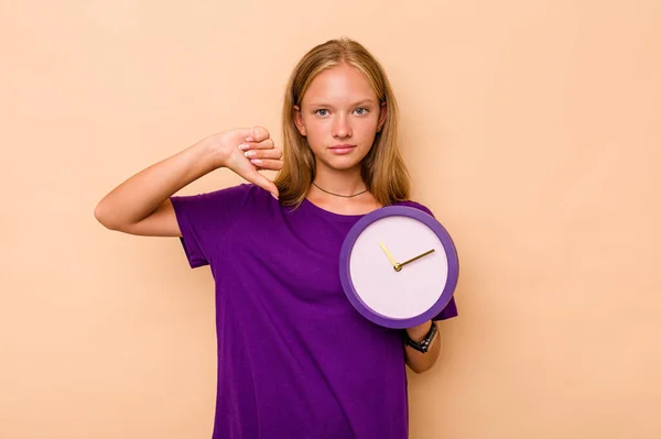 Menina Caucasiana Segurando Relógio Isolado Fundo Bege Mostrando Gesto Antipatia — Fotografia de Stock