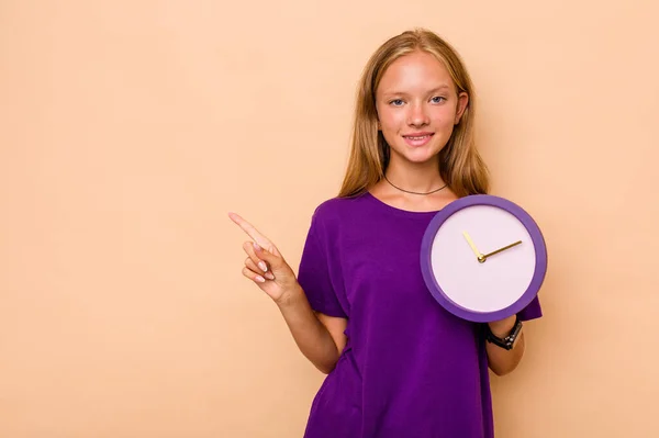 Kleines Kaukasisches Mädchen Mit Einer Auf Beigem Hintergrund Isolierten Uhr — Stockfoto