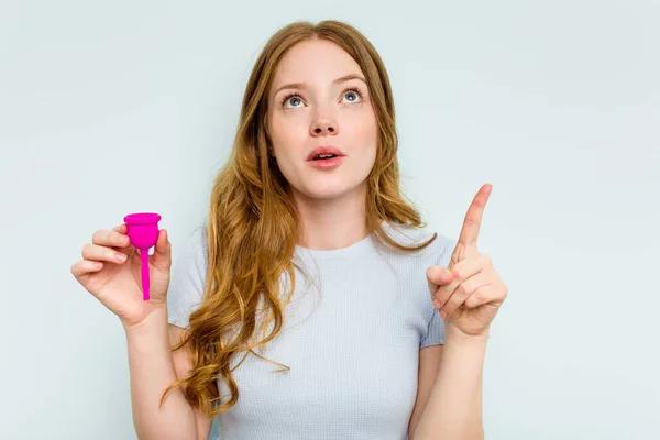 Mladá Běloška Žena Drží Menstruační Pohár Izolované Modrém Pozadí Ukazuje — Stock fotografie