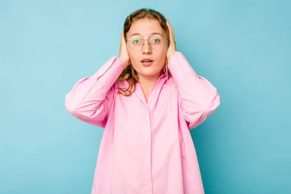 Young Caucasian Woman Isolated Blue Background Being Shocked She Has — Stock Photo, Image