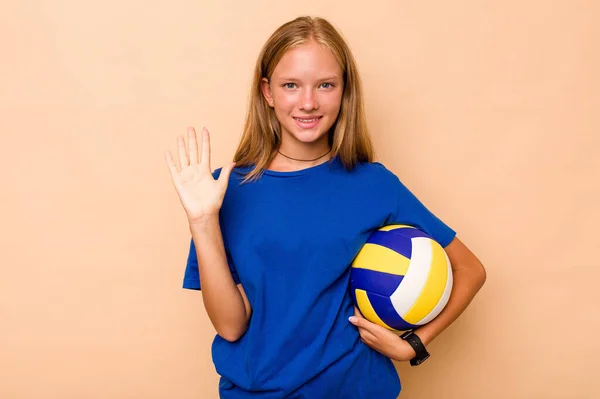 小さいですCaucasian女の子遊びますバレーボール孤立しました上のベージュバック笑顔陽気なショー番号5とともに指 — ストック写真