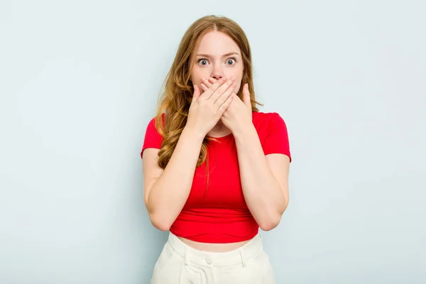 Young Caucasian Woman Isolated Blue Background Covering Mouth Hands Looking — Stock Photo, Image