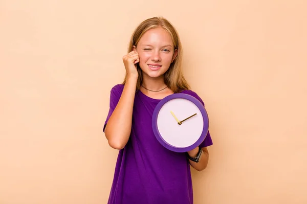 Menina Caucasiana Segurando Relógio Isolado Fundo Bege Cobrindo Orelhas Com — Fotografia de Stock