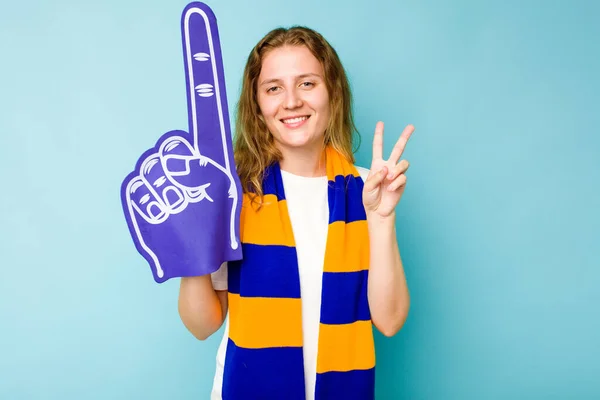 Young Caucasian Sports Fan Woman Isolated Blue Background Showing Number — Stock Photo, Image