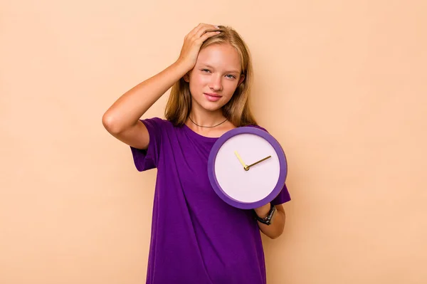Pequeña Chica Caucásica Sosteniendo Reloj Aislado Sobre Fondo Beige Siendo — Foto de Stock