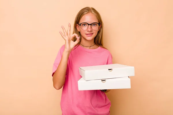 Klein Blank Meisje Houden Pizza Geïsoleerd Beige Achtergrond Vrolijk Zelfverzekerd — Stockfoto