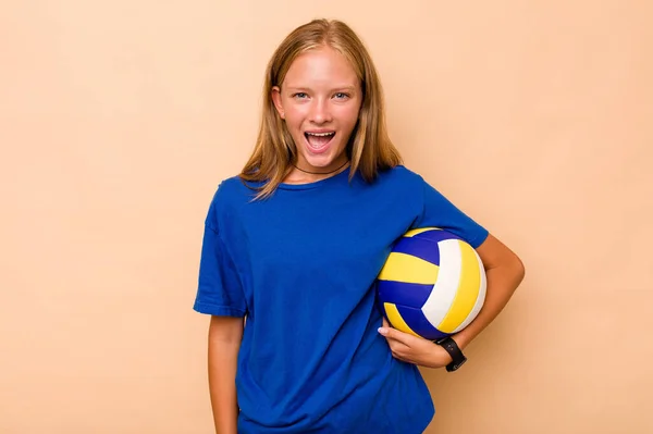 Маленька Біла Дівчинка Грає Волейбол Ізольовано Бежевому Тлі Кричить Дуже — стокове фото
