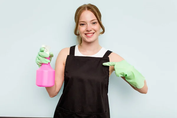 Joven Mujer Limpiadora Aislada Sobre Fondo Azul Persona Señalando Mano —  Fotos de Stock