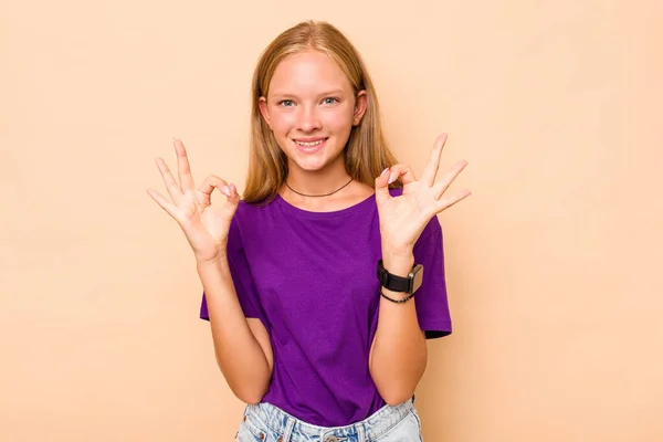 Vit Tonåring Flicka Isolerad Beige Bakgrund Glad Och Säker Visar — Stockfoto