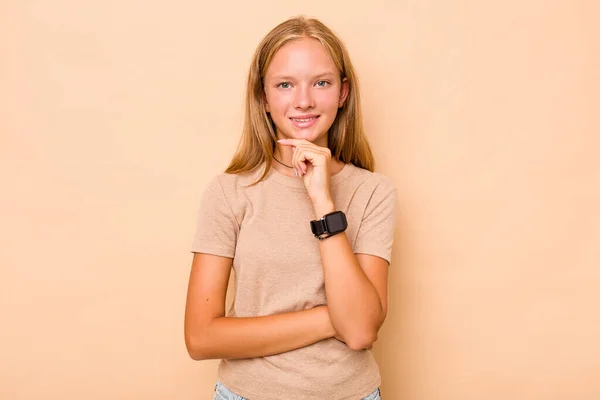 Kavkazský Dospívající Dívka Izolovaný Béžové Pozadí Usměvavý Šťastný Sebejistý Dotýkat — Stock fotografie