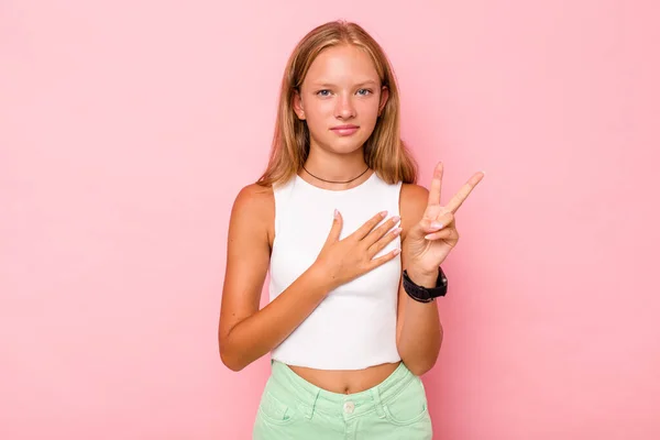 Καυκάσια Έφηβη Κοπέλα Απομονωμένη Ροζ Φόντο Δίνοντας Όρκο Βάζοντας Χέρι — Φωτογραφία Αρχείου