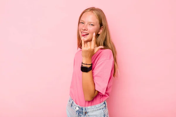 Caucasico Teen Ragazza Isolato Rosa Sfondo Mostrando Rock Gesto Con — Foto Stock