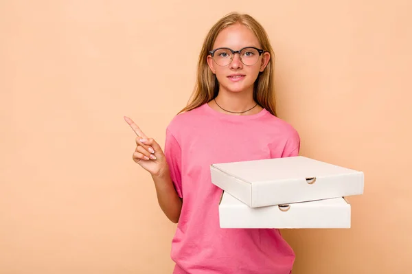 Elinde Bej Arka Planda Izole Edilmiş Pizza Tutan Beyaz Kız — Stok fotoğraf