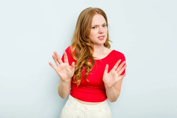 Young Caucasian Woman Isolated Blue Background Rejecting Someone Showing Gesture — Stock Photo, Image