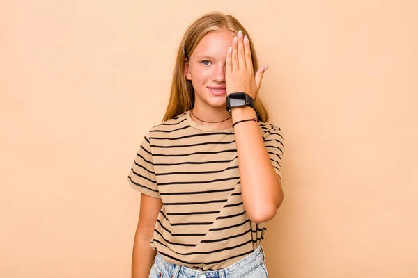Menina Adolescente Caucasiana Isolada Fundo Bege Divertindo Cobrindo Metade Rosto — Fotografia de Stock