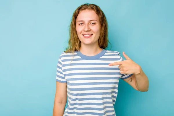 青い背景の人に手で指差す若い白人女性シャツコピースペース 誇りと自信 — ストック写真