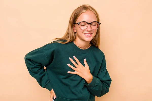 Beyaz Tenli Genç Kız Bej Arka Planda Izole Edilmiş Gülüyor — Stok fotoğraf