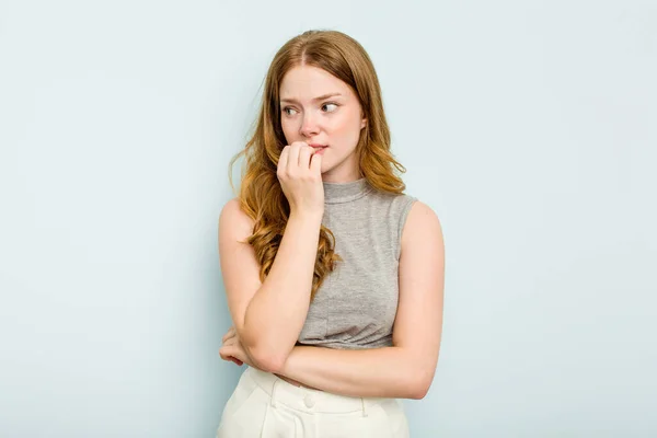 Jonge Blanke Vrouw Geïsoleerd Blauwe Achtergrond Bijten Nagels Nerveus Zeer — Stockfoto