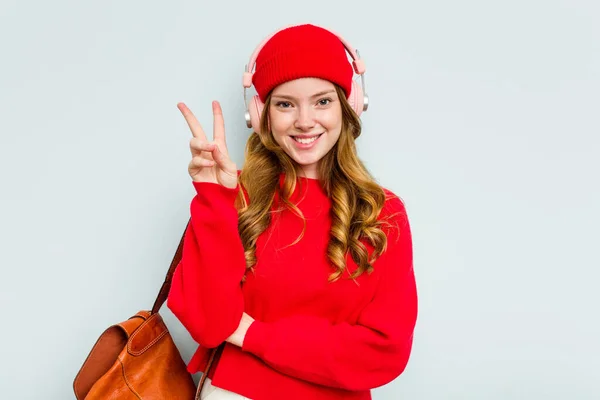 Jovem Estudante Mulher Usando Fones Ouvido Isolado Fundo Azul Mostrando — Fotografia de Stock
