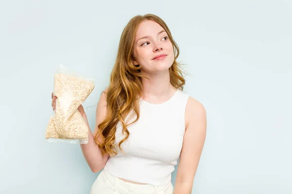 Young Caucasian Woman Holding Oatmeal Isolated Blue Background Dreaming Achieving — Stock Photo, Image