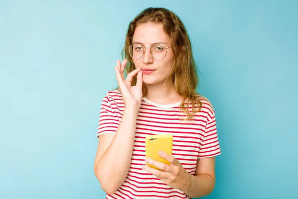 Young Caucasian Woman Holding Mobile Phone Isolated Blue Background Fingers — Stock Photo, Image