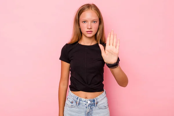 在粉色背景上被隔离的白人少女站在那里 伸出的手显示出停止的迹象 阻止了你 — 图库照片