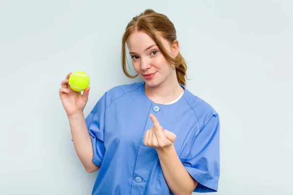 Giovane Fisioterapista Caucasico Possesso Una Palla Tennis Isolato Sfondo Blu — Foto Stock