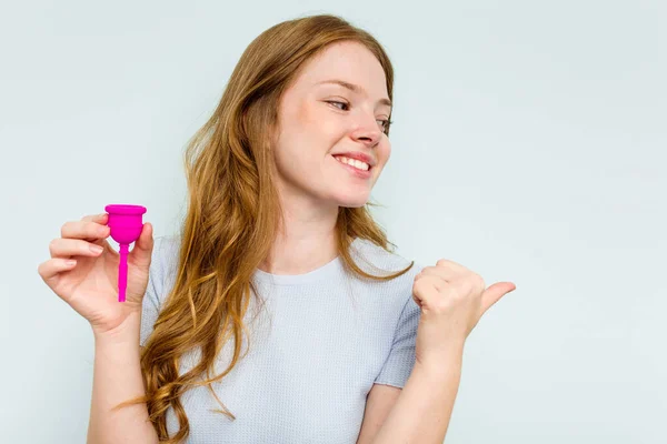Jonge Blanke Vrouw Houdt Menstruatiecup Geïsoleerd Blauwe Achtergrond Punten Met — Stockfoto