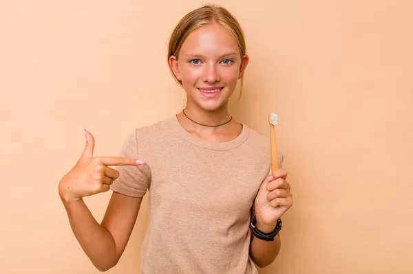 Caucasien Adolescent Fille Brossage Dents Isolé Sur Beige Fond Personne — Photo