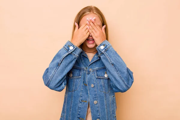 Beyaz Tenli Genç Kız Bej Arka Planda Izole Edilmiş Gözleri — Stok fotoğraf