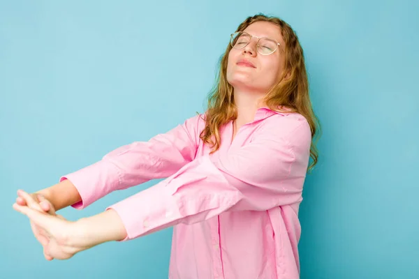 Jonge Blanke Vrouw Geïsoleerd Blauwe Achtergrond Stretching Armen Ontspannen Positie — Stockfoto