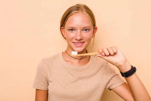 白人少女在米色背景下被隔离刷牙 — 图库照片
